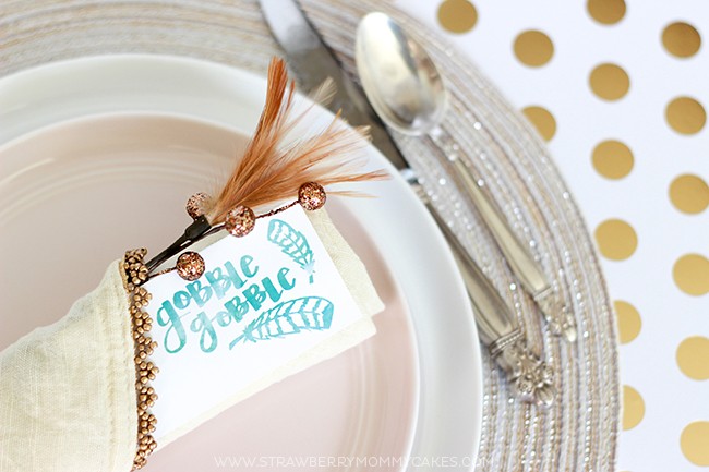 http://strawberrymommycakes.com/wp-content/uploads/2015/11/How-to-Easily-Create-an-Inexpensive-Thanksgiving-Table-Setting-4-650x433.jpg